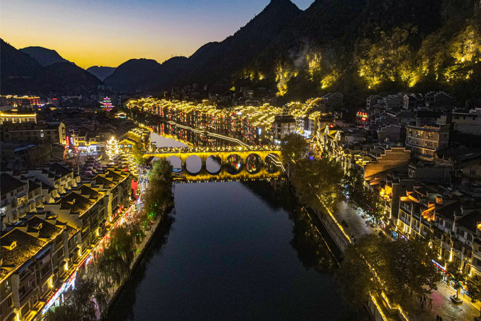 想讓游客流連忘返？這個景區(qū)亮化不能少！