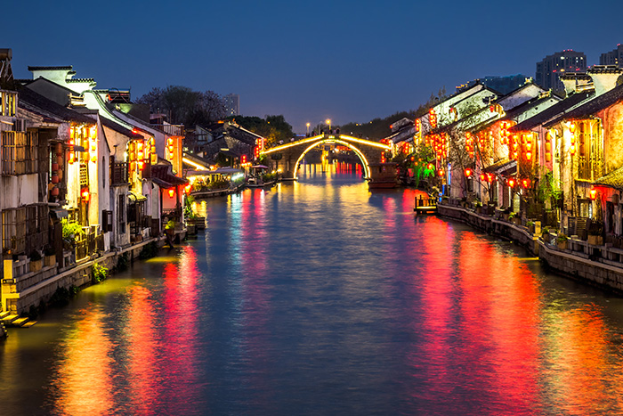 當(dāng)我問(wèn)DeepSeek亮化公司哪家好？它的回答竟.....