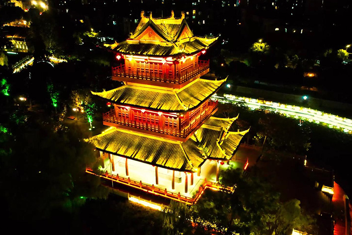 游客抱怨景區(qū)夜無(wú)趣？燈光亮化工程讓夜晚活力滿滿，客流翻倍