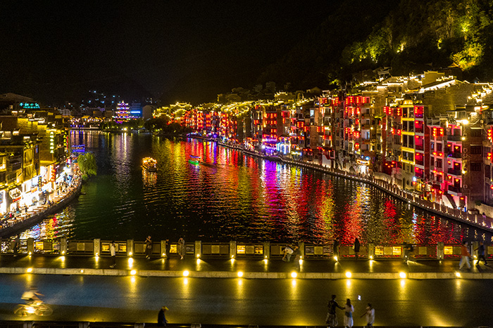 淡季客流暴漲！景區(qū)亮化后，游客深夜排隊不愿走...