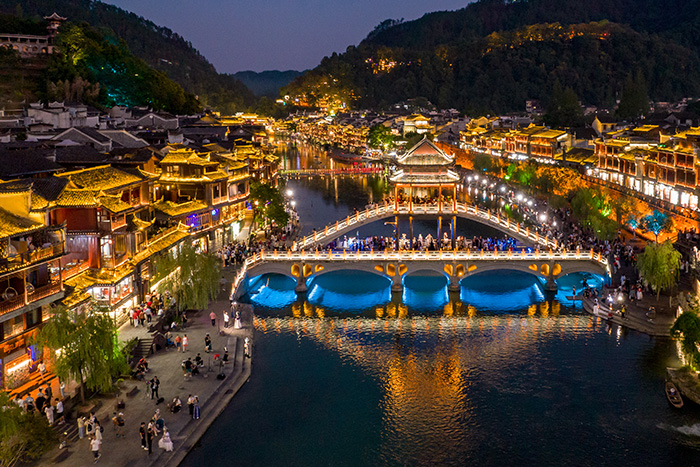 景區(qū)亮化工程驗收報告：哪些指標(biāo)直接決定游客復(fù)游率？