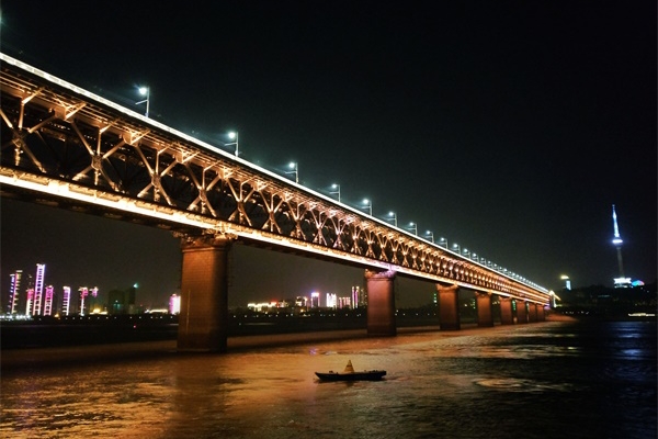 橋梁夜景燈光設計要滿足視覺及心理需求